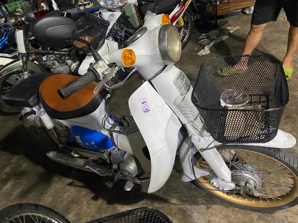 Honda Cub 50cc белого цвета, бензиновый