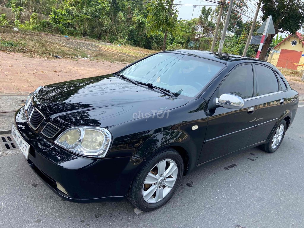 Xe ô tô 5 chỗ hiệu Daewoo Lacetti