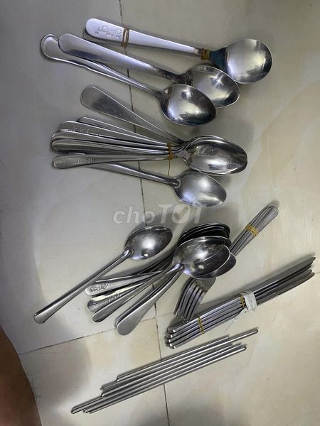 25 muỗng, 5 nĩa, 5 dao, 3 đôi đũa inox