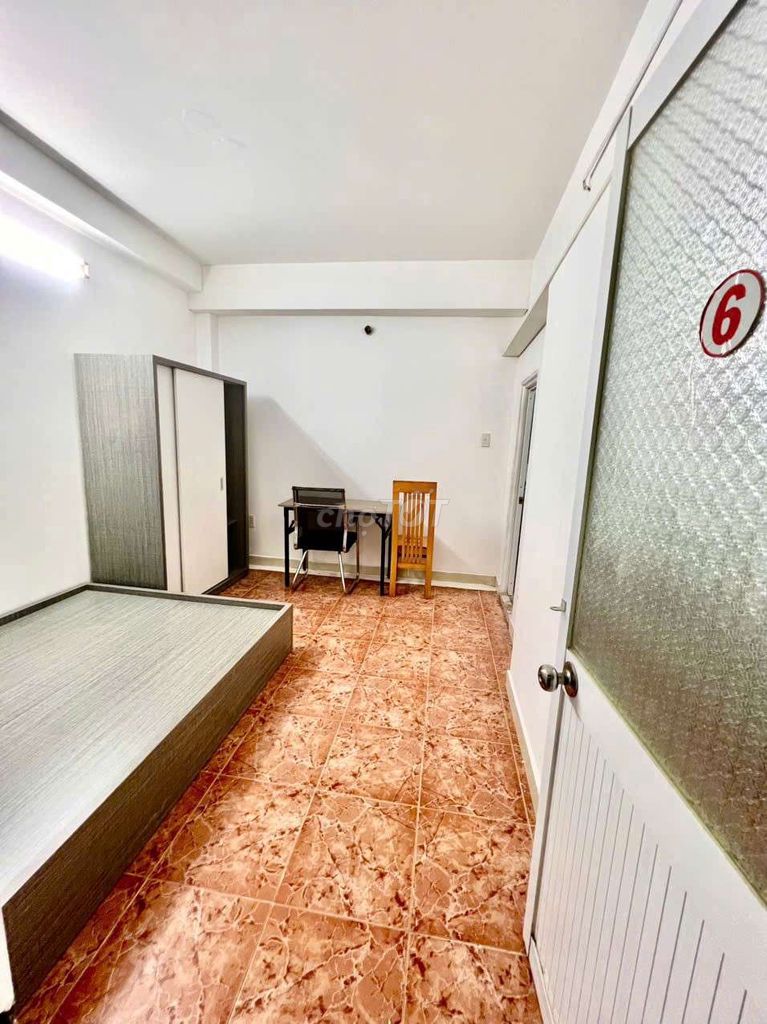 Phòng full nội thất, cửa sổ trời
