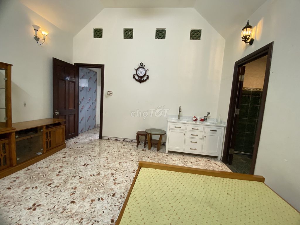 РАЙОН 1 — КОМНАТА 40 м² — БАЗОВАЯ МЕБЕЛЬ — СВОБОДНОЕ ВРЕМЯ