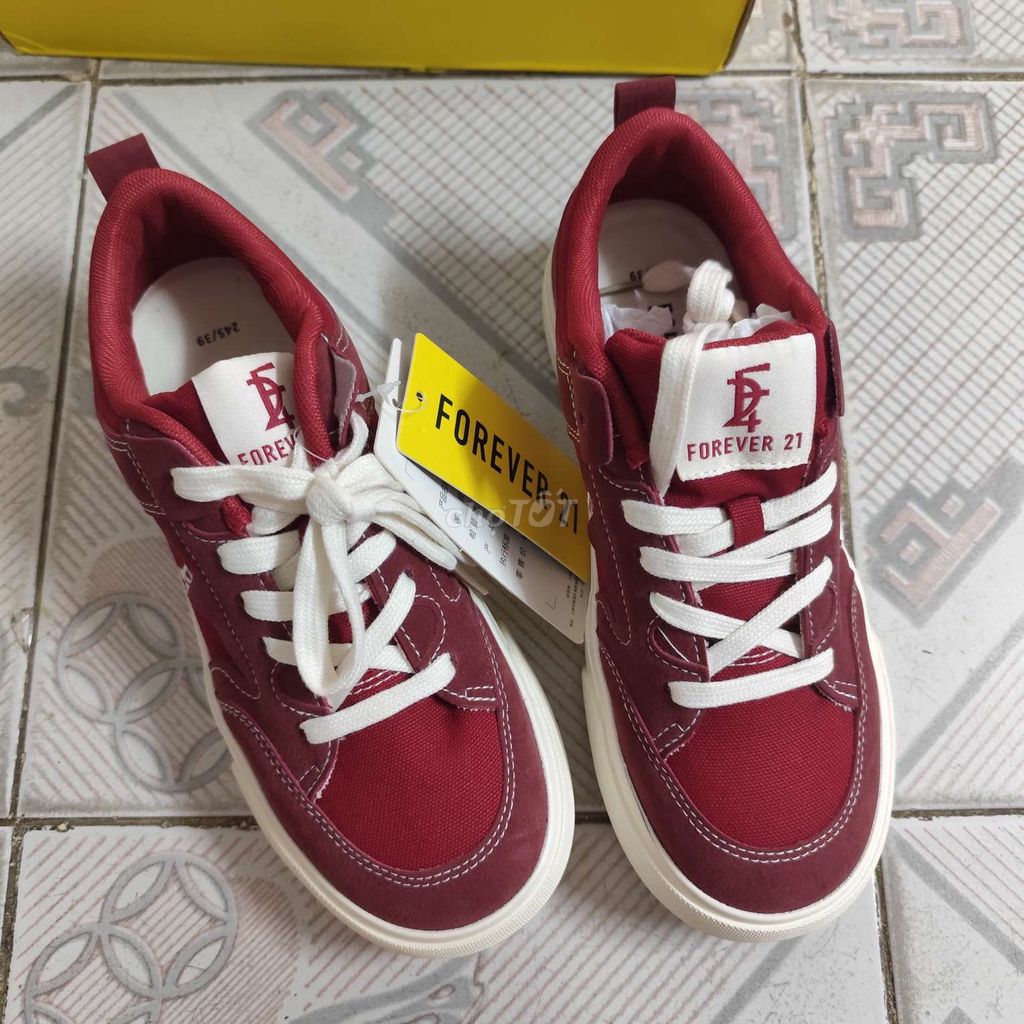 Giày Canvas Forever 21 Đỏ Size 39. Mua bán Giày dép tại Quận 3 Tp Hồ Chí Minh được đăng bởi Bán hàng lạ hình 1
