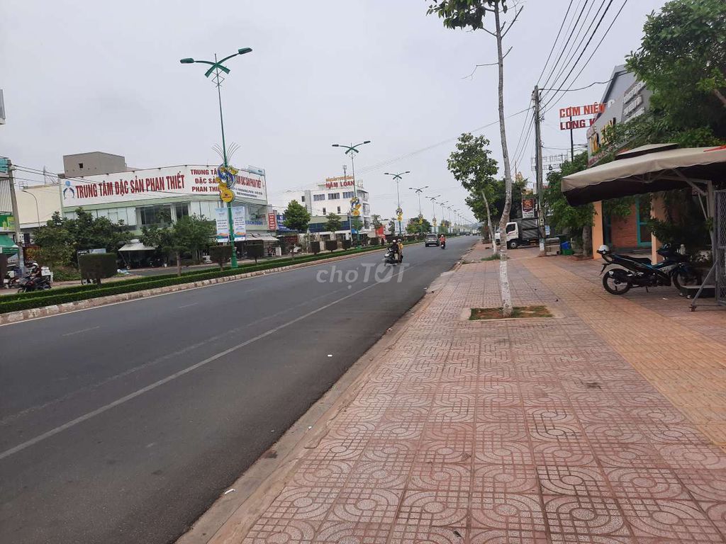 Mặt Tiền Đại Lộ Hùng Vương, Phan Thiết
Diện tích 980m² thổ cư (20x49)