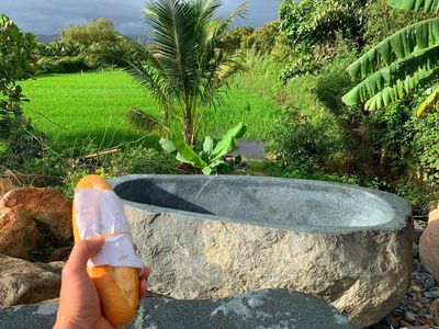 Bồn tắm bằng đá cuội tự nhiên nguyên khối. Mua bán Thiết bị vệ sinh, nhà tắm tại Thành phố Thủ Đức Tp Hồ Chí Minh được đăng bởi Nội Thất Tân Cổ Điển