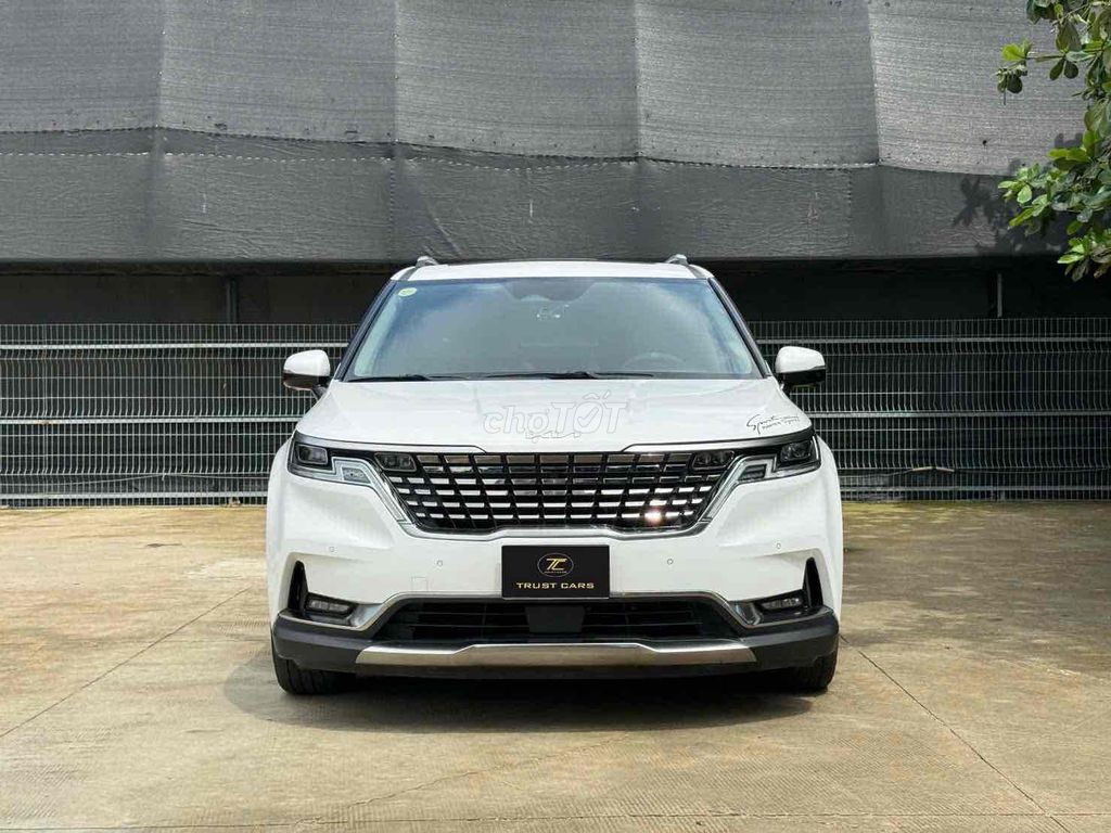 KIA Carnival Signature 2023 7-местный белый 77 000 км