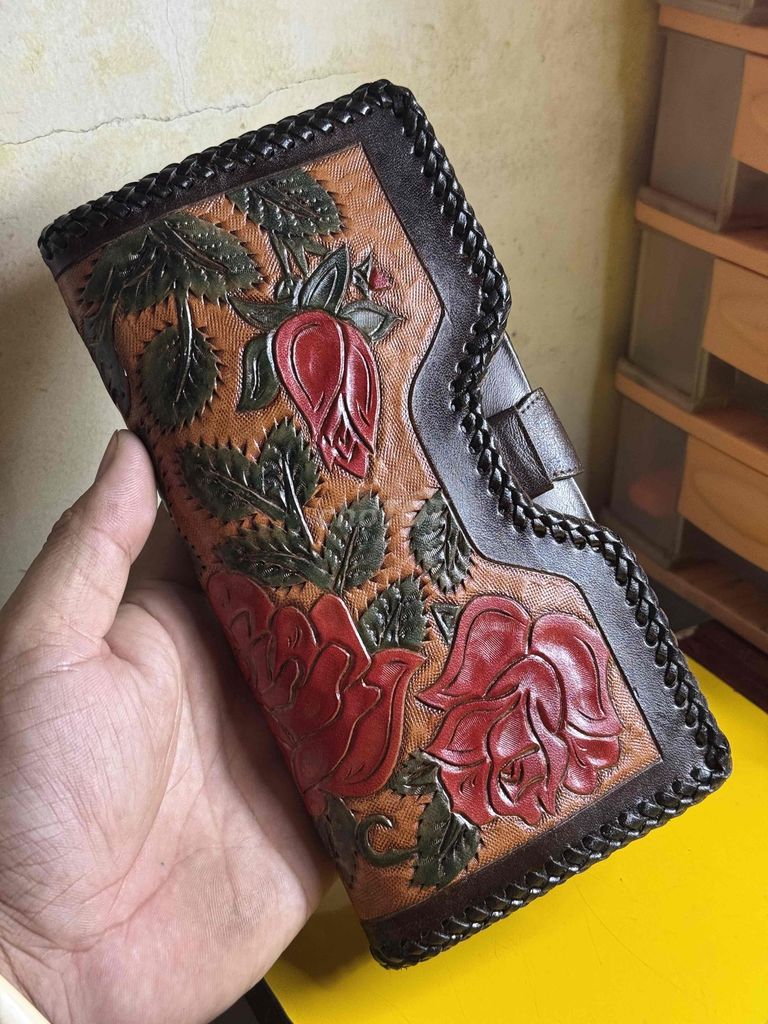 Ví cầm tay Nữ Da Nâu Hoa văn nổi. Mua bán Túi xách tại Quận Tân Bình Tp Hồ Chí Minh được đăng bởi Chuyên Bán Đồ 2hand hình 1