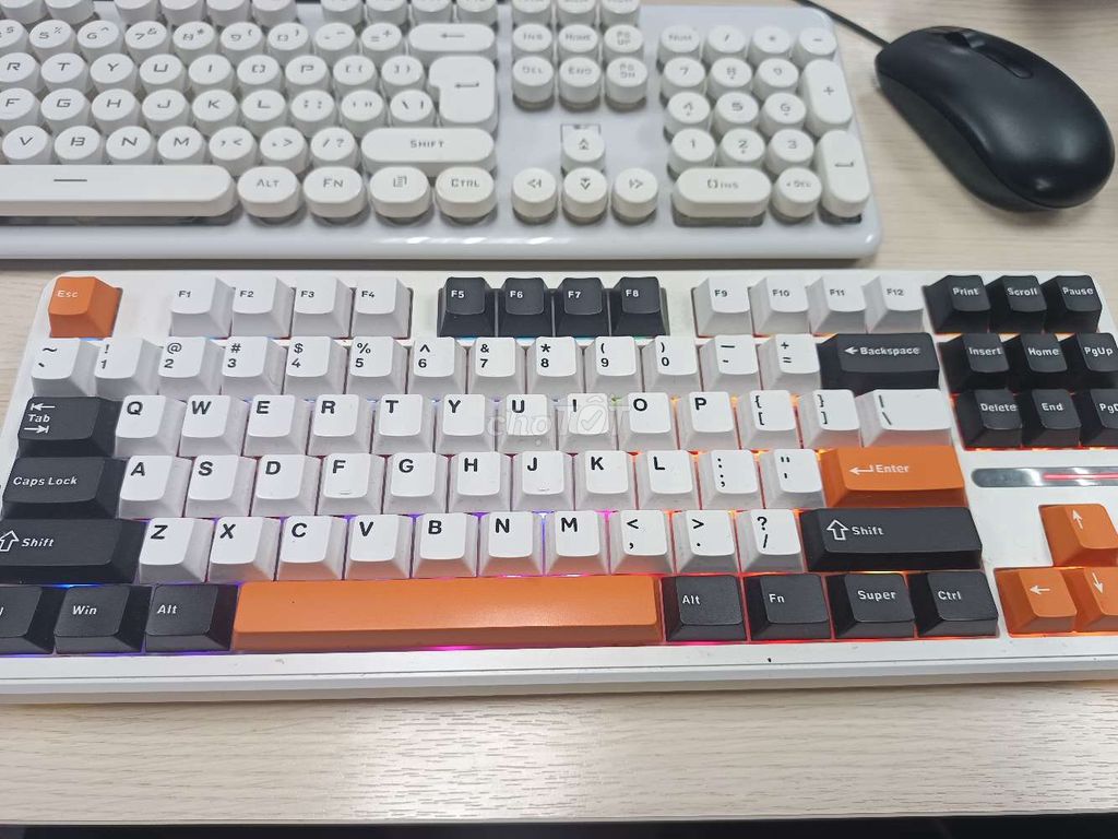 Aula F87 vàng đen dùng được 4 tháng