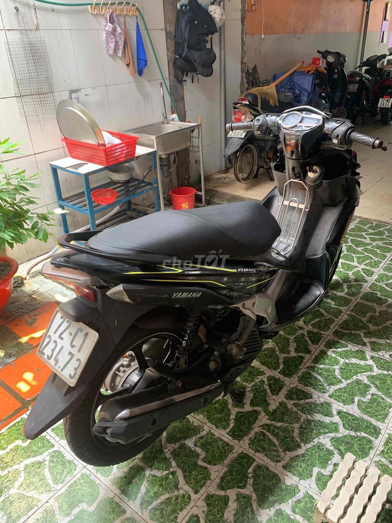 Черный скутер Yamaha Nouvo 5