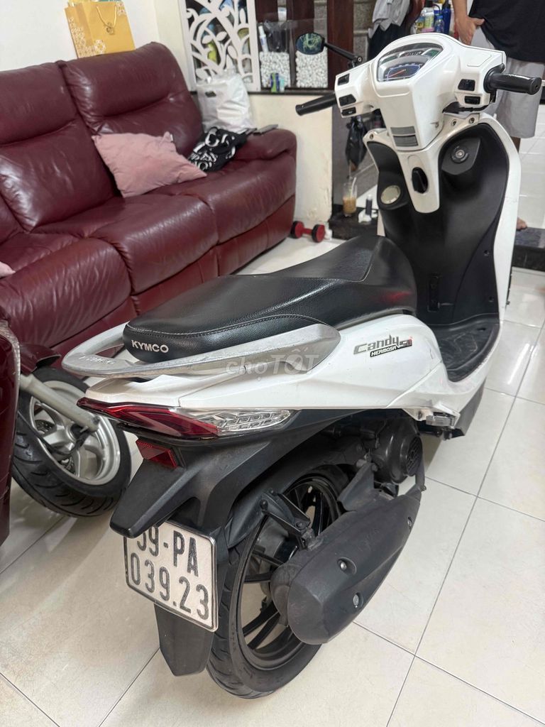 Bán Xe Kymco Candy 50cc màu trắng. Mua bán Xe máy tại Quận 3 Tp Hồ Chí Minh được đăng bởi Trần Thị Phương hình 2