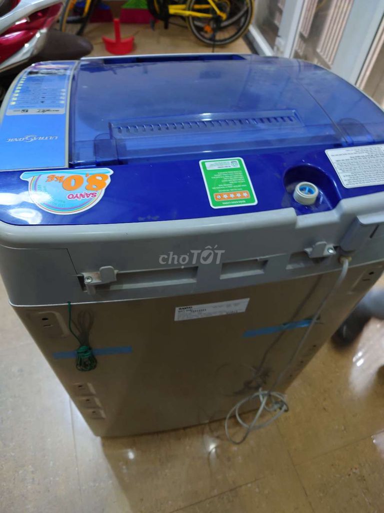 Thanh lý máy giặt Sanyo lồng đứng 8 kg.