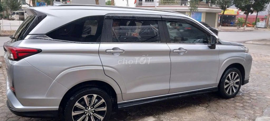 Toyota Veloz 2022, серебристый, 18 000 км