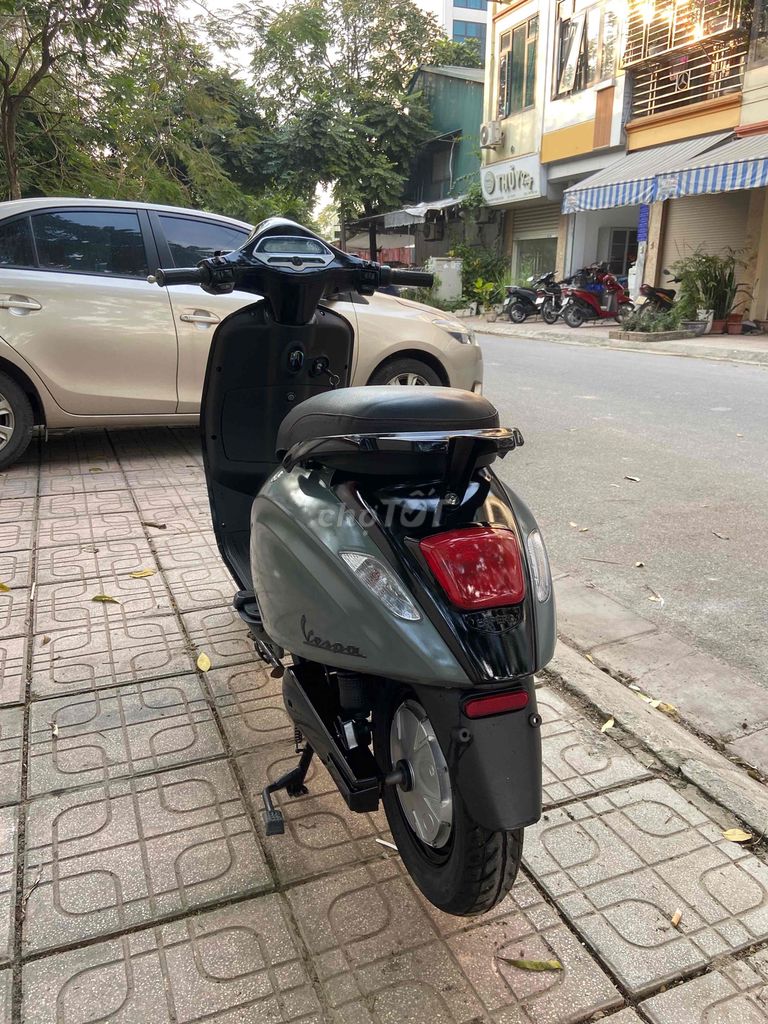 Xe máy điện Vespa màu Xám bình mới 100%. Mua bán Xe điện tại Quận Long Biên Hà Nội được đăng bởi Xe điện Huân Linh hình 3
