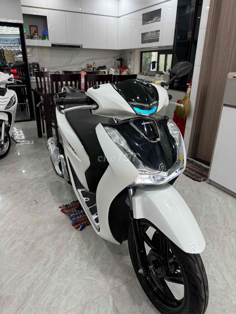 Хонда SH 125i 2024 Белая Черная Вьетнам