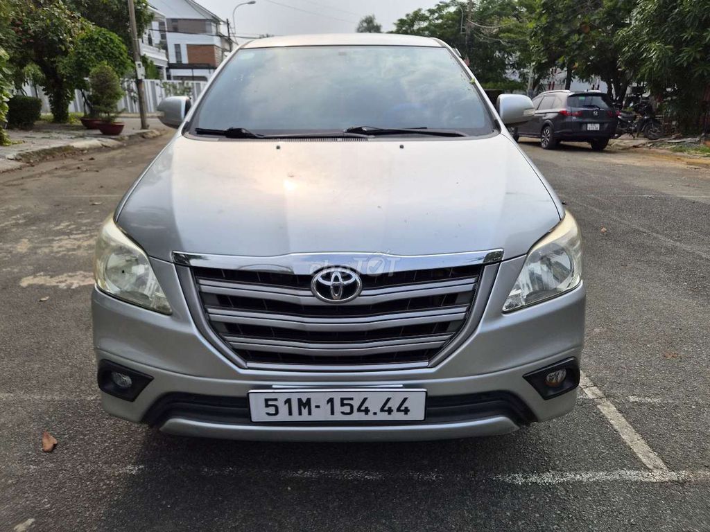 Серебристая 8-местная колода Toyota Innova 2.0E 2015 года.