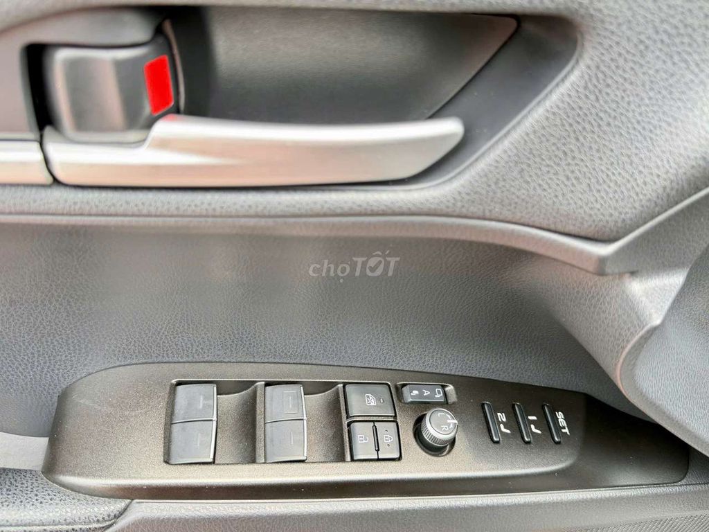 Toyota Camry 2.5 HEV - MID 2025 в состоянии нового автомобиля