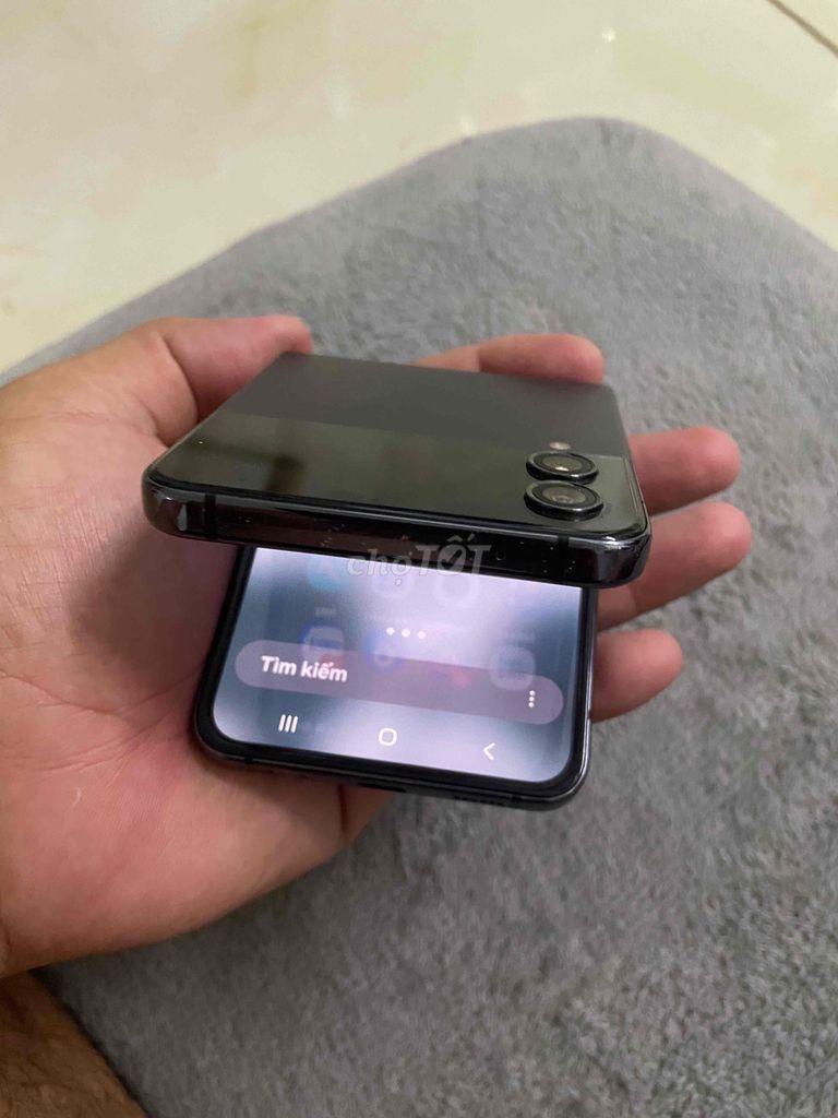 Samsung Galaxy Z Flip 4 chấm đen (có giao lưu). Mua bán Điện thoại tại Thành phố Thủ Đức Tp Hồ Chí Minh được đăng bởi Hãy quên anh đi  hình 1