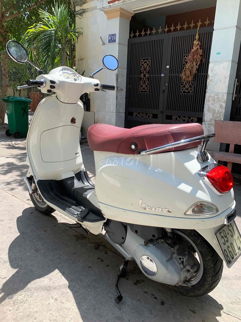 Белый Piaggio Vespa LX 125 3vie Fi 2013, номера Хошимина