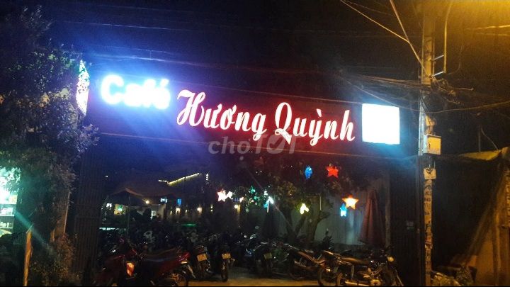 Nhân viên phục vụ quán cà phê gia đình quận 12