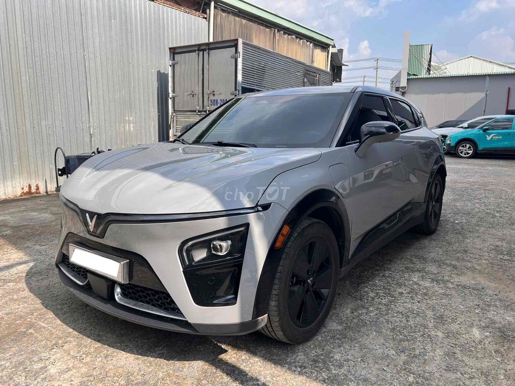 Серый суперсерфинг Vinfast VF7 Eco 2026, 7 000 км