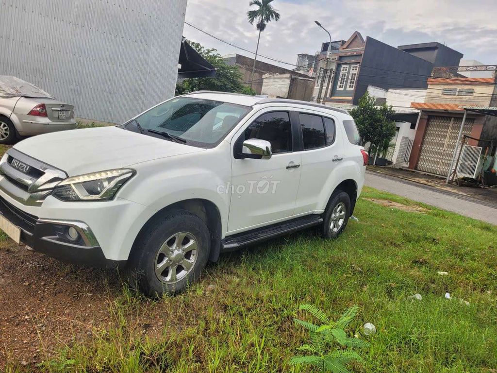 Белые детали Isuzu MU-X 2019