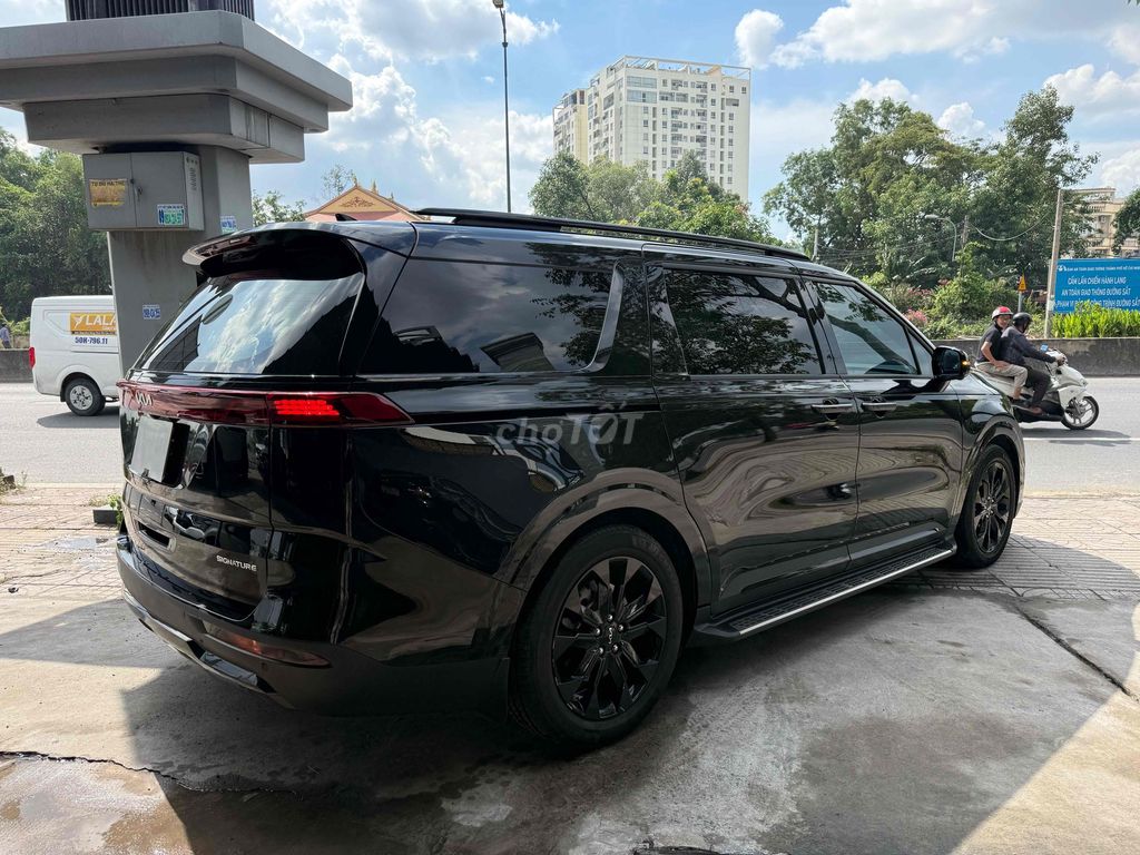 Kia Carnival Signature 2024 Черная с тюнингом