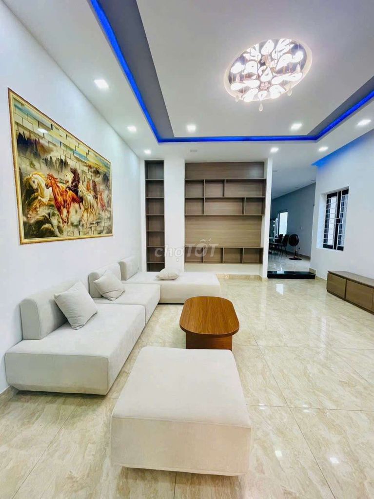 Biệt thự 3 tầng 3pn 2 mặt tiền gần tiểu la