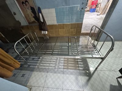 Nhà còn dư cái giường inox cần ra đi