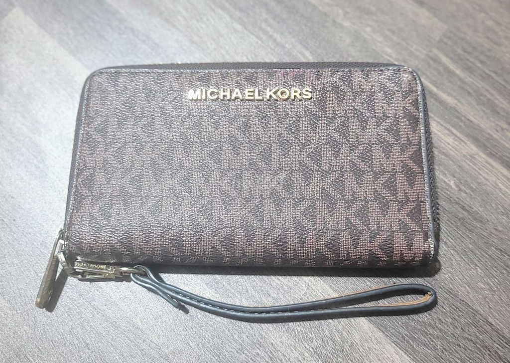 Ví cầm tay Michael Kors Nữ Da Nâu. Mua bán Túi xách tại Quận Bình Thạnh Tp Hồ Chí Minh được đăng bởi PTT 2Hand hình 1
