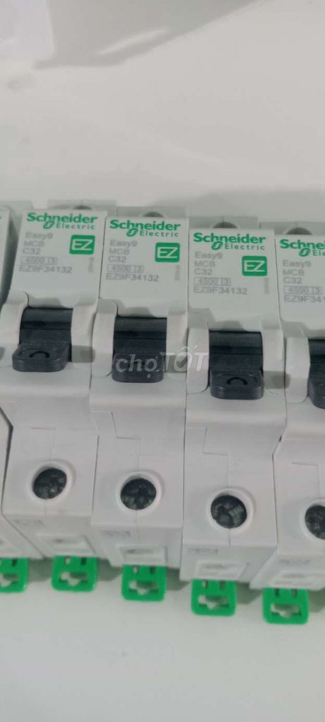 Át đơn Schneider 32,10A mới