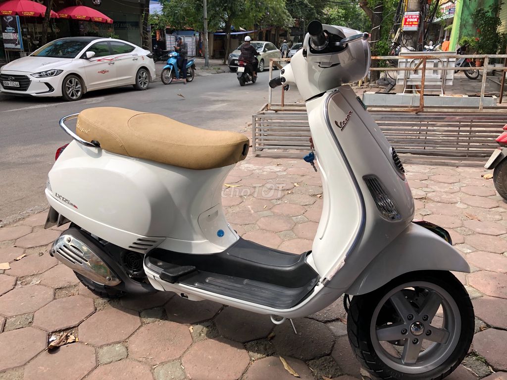 0825911056 - Piaggio LX mới mua đầu năm 2020 biển 29D2-440.88