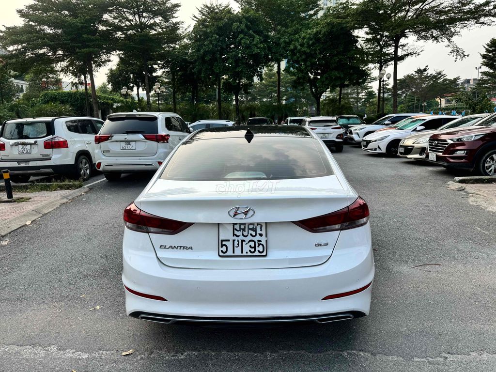 Hyundai Elantra 2.0AT 2018 белая