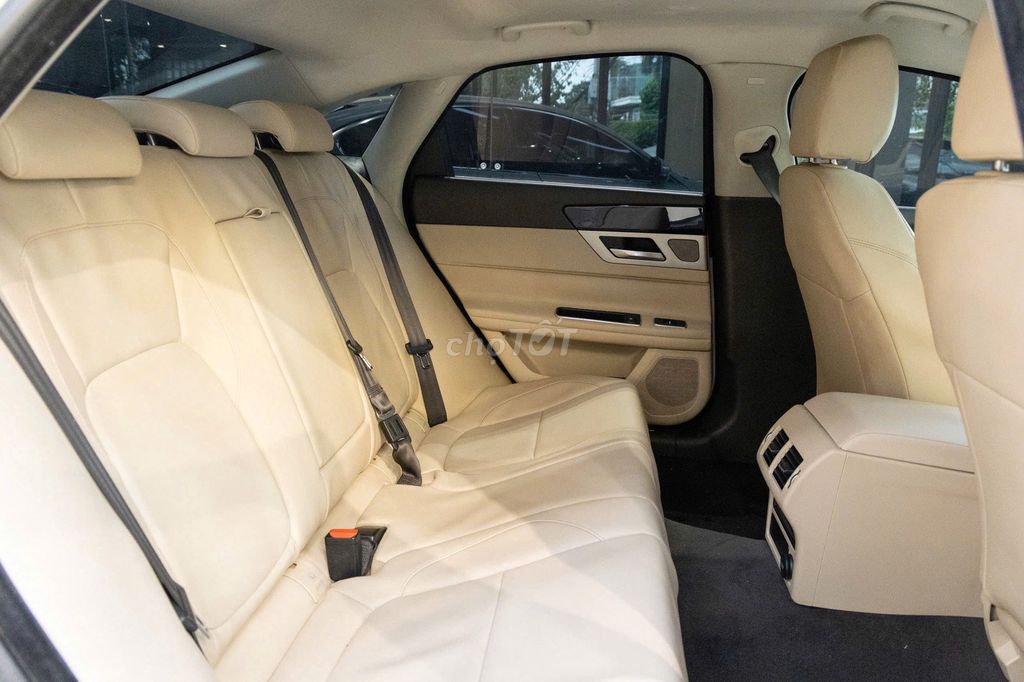 Jaguar XF Pure 2.0 AT 2017 - 1 Chủ Từ Đầu. Mua bán Ô tô tại Quận Tân Bình Tp Hồ Chí Minh được đăng bởi FatCar Auto hình 10