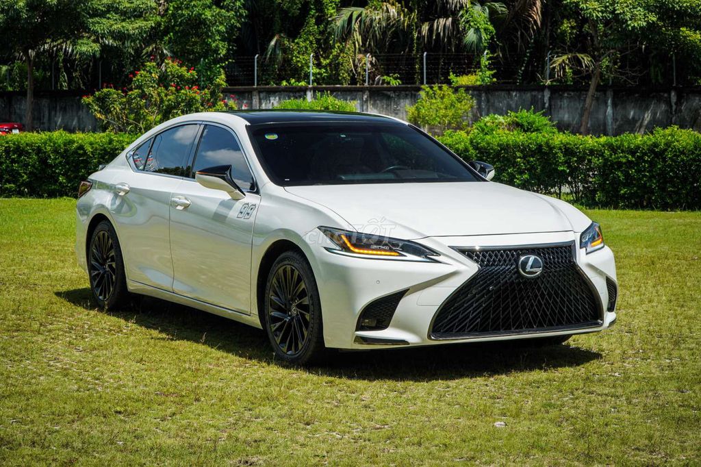 Lexus ES250 модель 2020 года Чрезвычайно красивый жемчужно-белый
