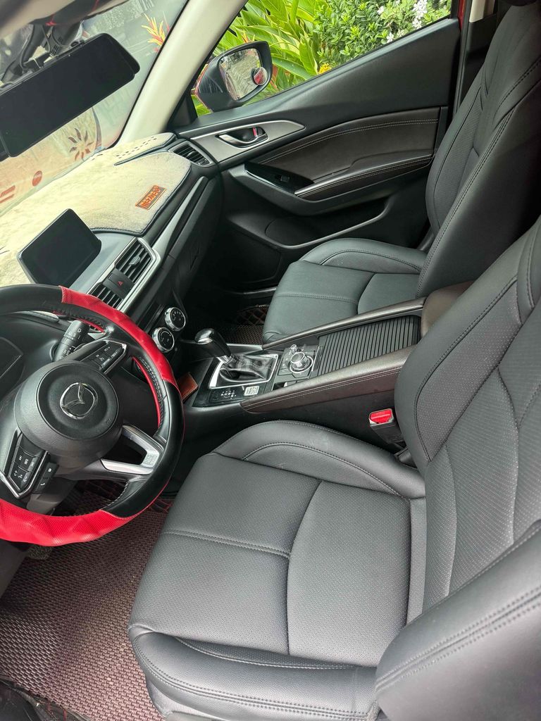 🚘 Mazda3 Sport красный 5 мест