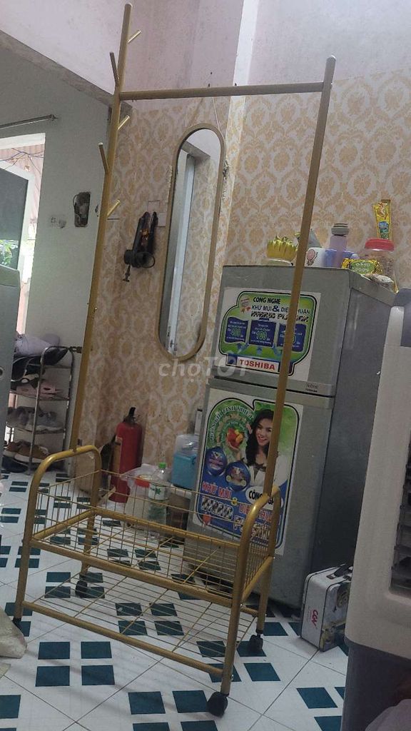 Giá treo quần áo Kim loại Vàng có bánh xe Mới. Mua bán Tủ, kệ gia đình tại Quận Ba Đình Hà Nội được đăng bởi Ngân Trà hình 1