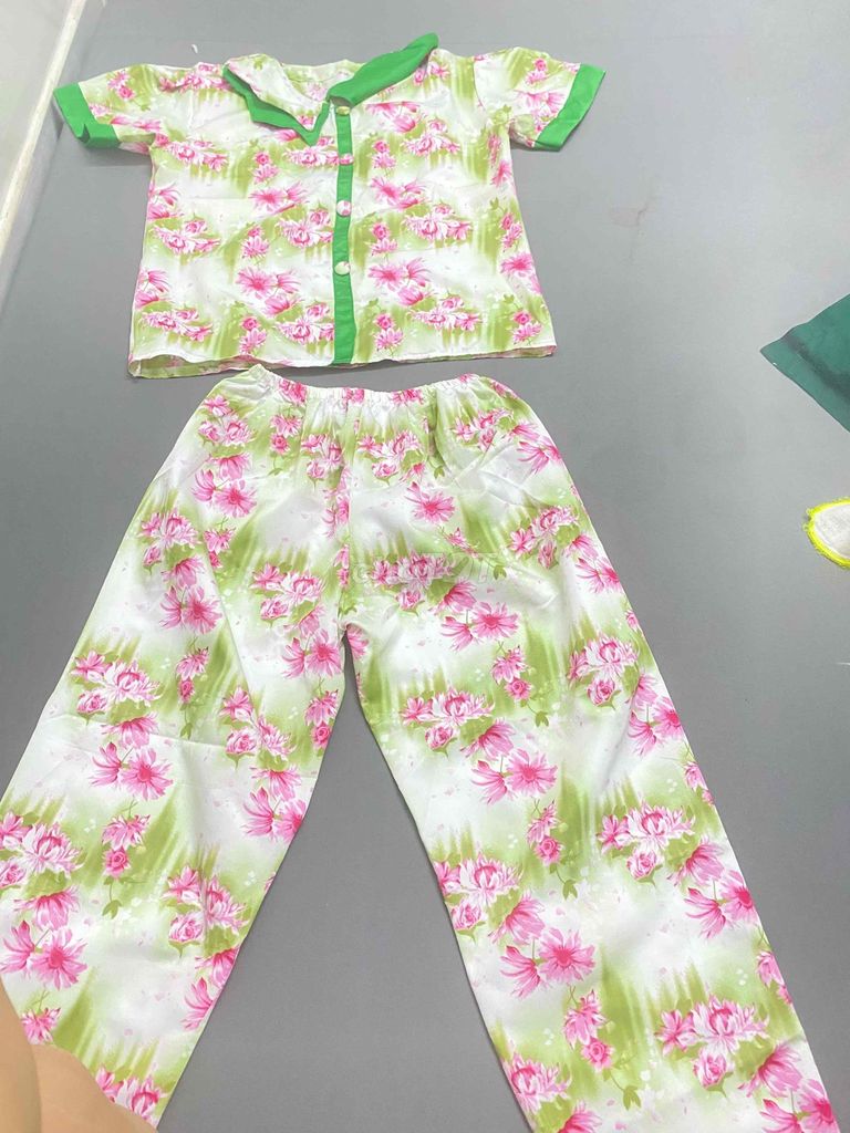 Bộ đồ ngủ Nữ Lụa Hoa Hồng Xanh Vàng 55-60kg. Mua bán Quần áo tại Quận 7 Tp Hồ Chí Minh được đăng bởi kim thư hình 1
