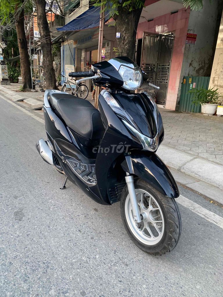 Черный скутер Honda Lead