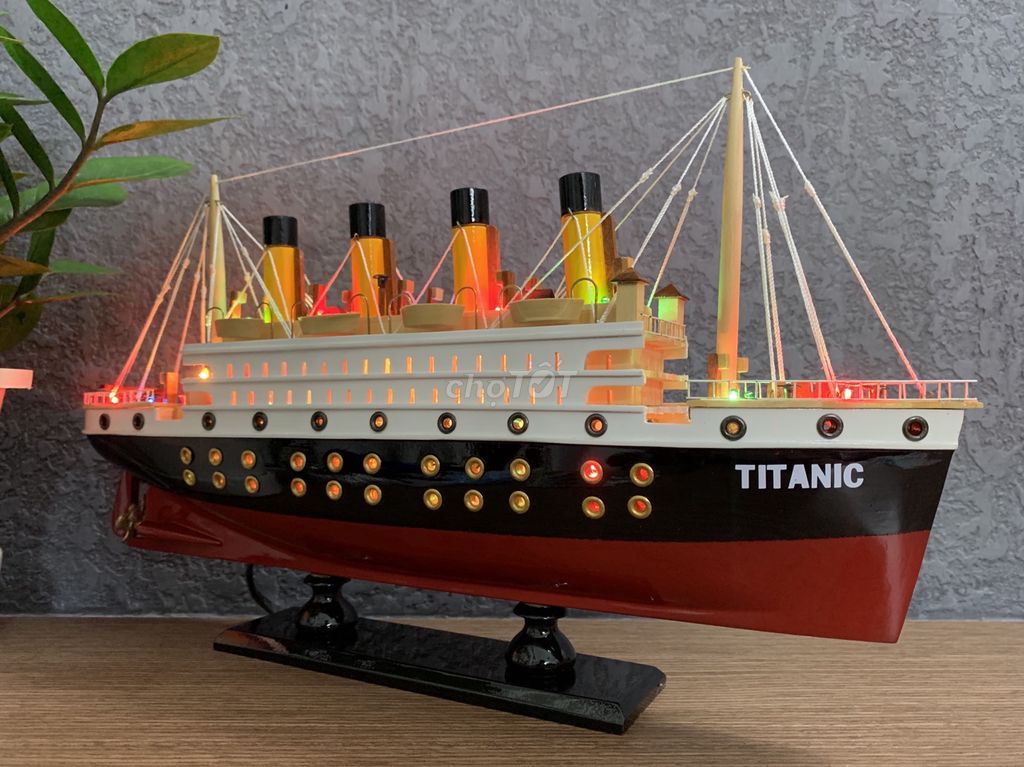0902798966 - Mô hình Tàu TITANIC Gỗ - Đèn LED ban đêm