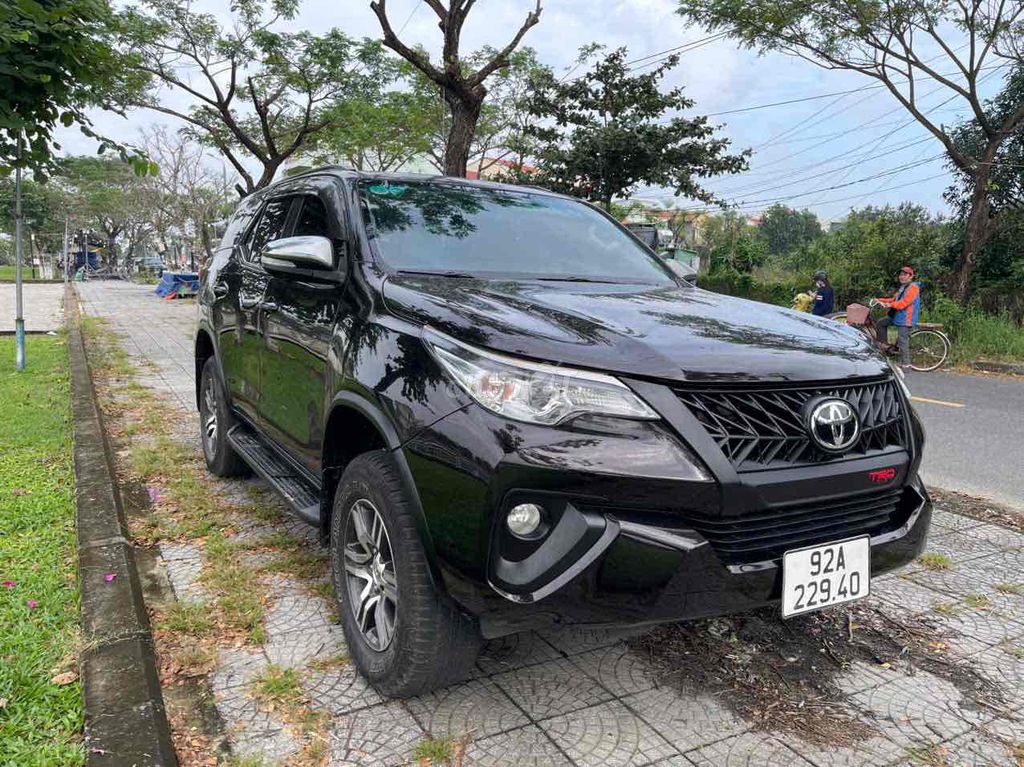 Toyota Fortuner Đen Số sàn 7 chỗ. Mua bán Ô tô tại Quận Ngũ Hành Sơn Đà Nẵng được đăng bởi Đặng Minh Tuấn hình 1