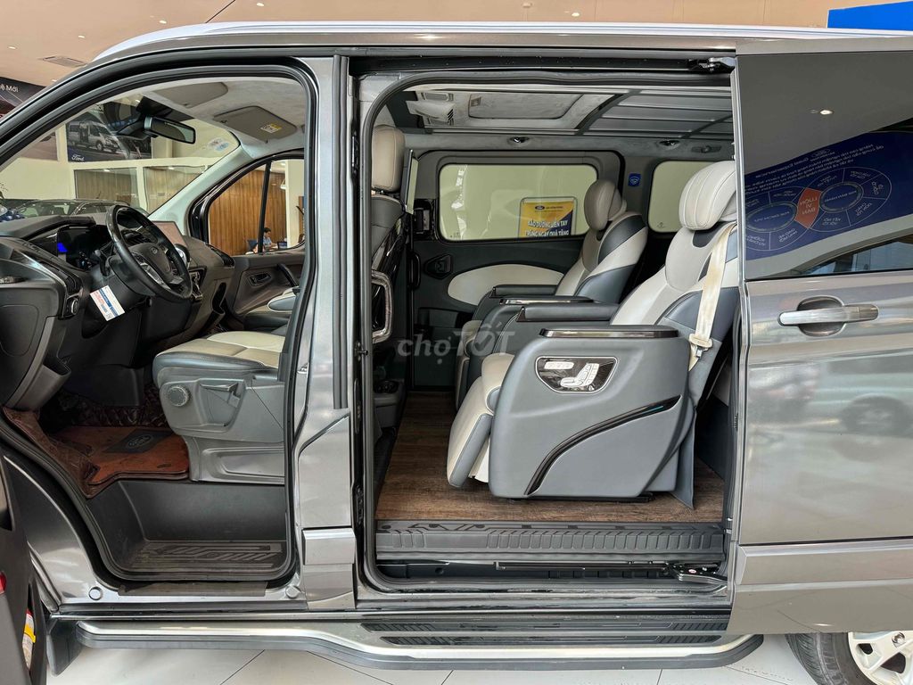 Hãng Ford bán Tourneo Star Limousine 2019 độ nhiều