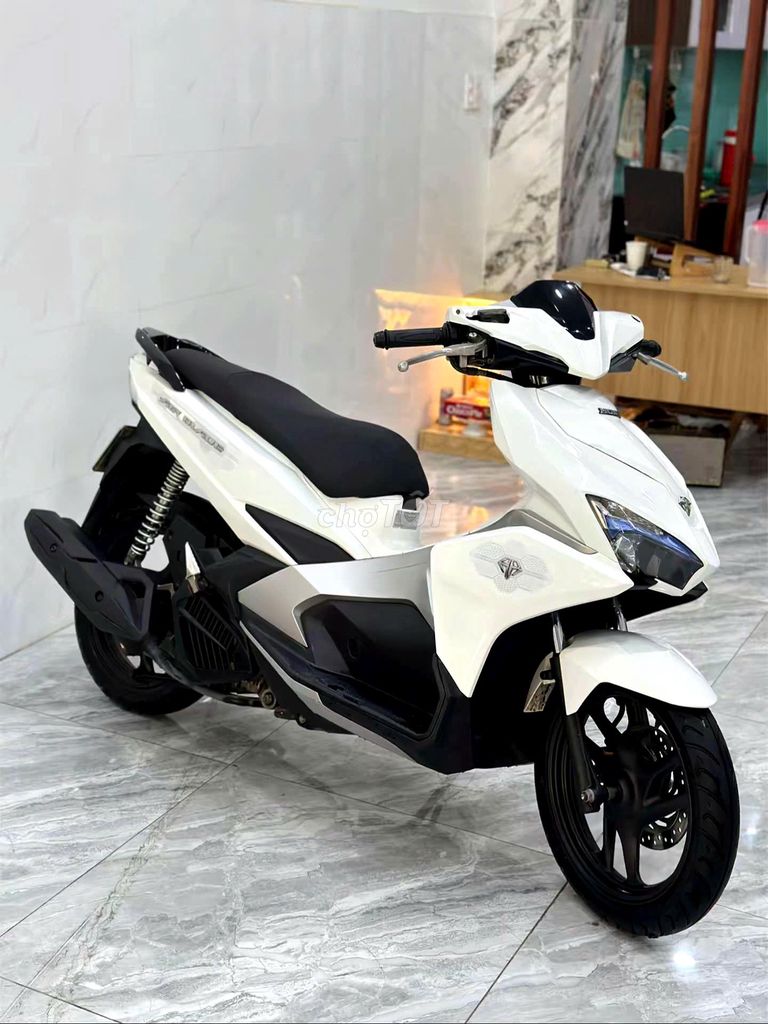 Xe máy Honda Airblade màu trắng zin đẹp leng keng. Mua bán Xe máy tại Quận Thanh Khê Đà Nẵng được đăng bởi Xe Máy Đức Vũ 658 Trần Cao Vân hình 7