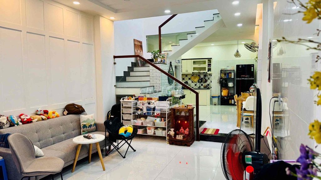 NHÀ VUÔNG VỨC ĐẸP 2PN HẺM XE HƠI CÓ NỘI THẤT