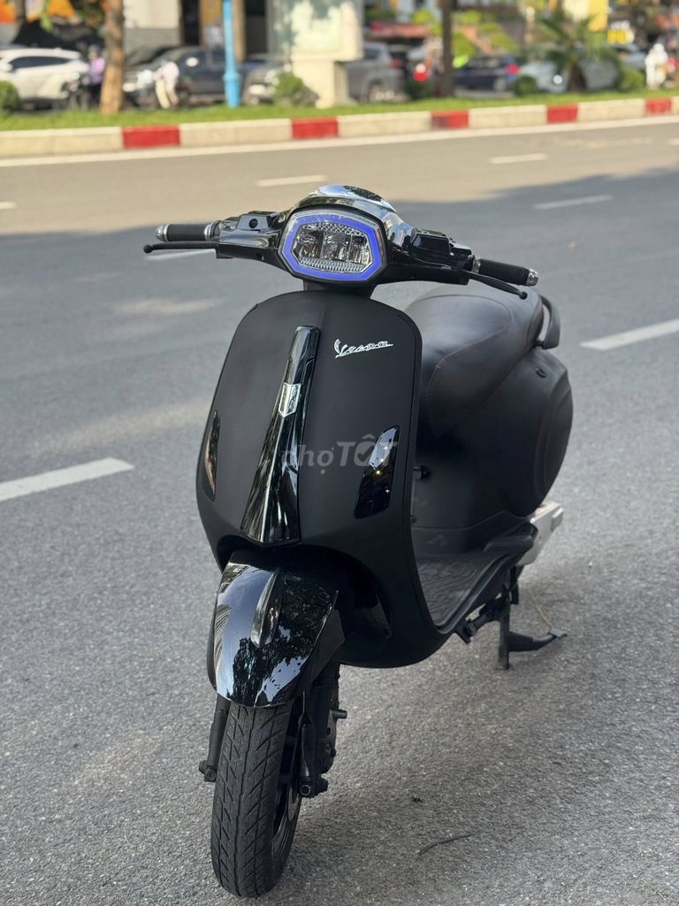 Vespa đen nhám bình mới thay chạy khoẻ. Mua bán Xe điện tại Quận Cầu Giấy Hà Nội được đăng bởi Xe Điện 257 Hoàng Quốc Việt  hình 1