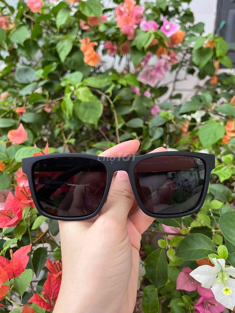 Kính râm Louis Vuitton Đen Unisex. Mua bán Phụ kiện thời trang khác tại Thành phố Thuận An Bình Dương được đăng bởi Vy Vy hình 1
