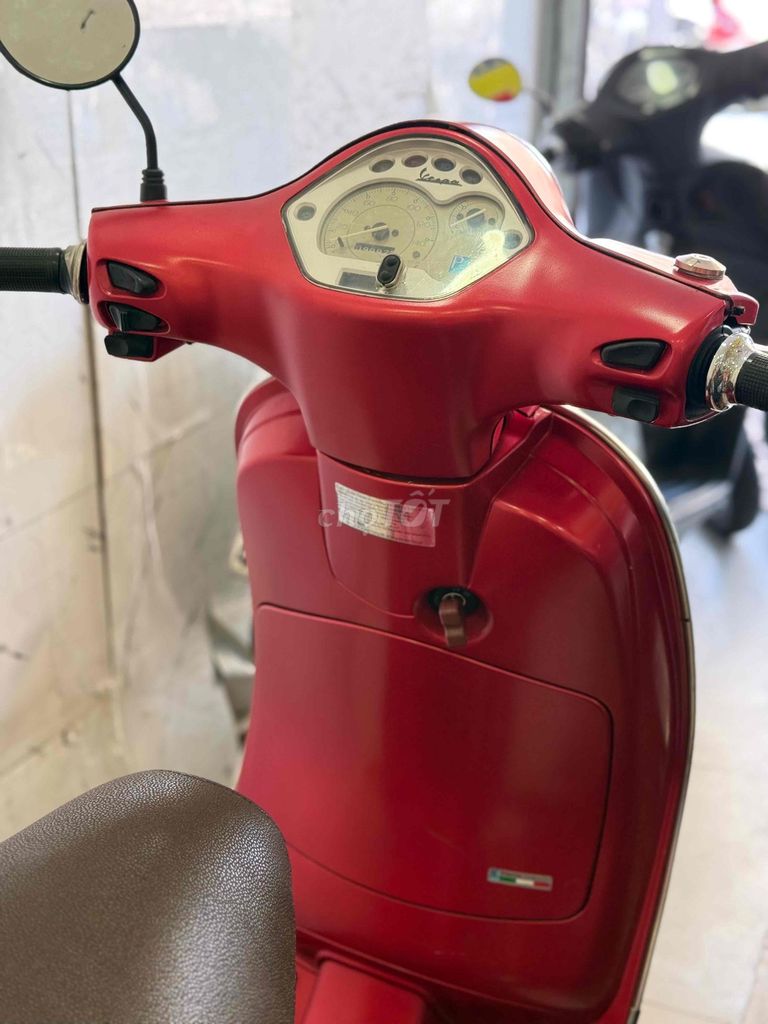 Piaggio Vespa LX125 2011 Матовый красный. Госномер Хошимина