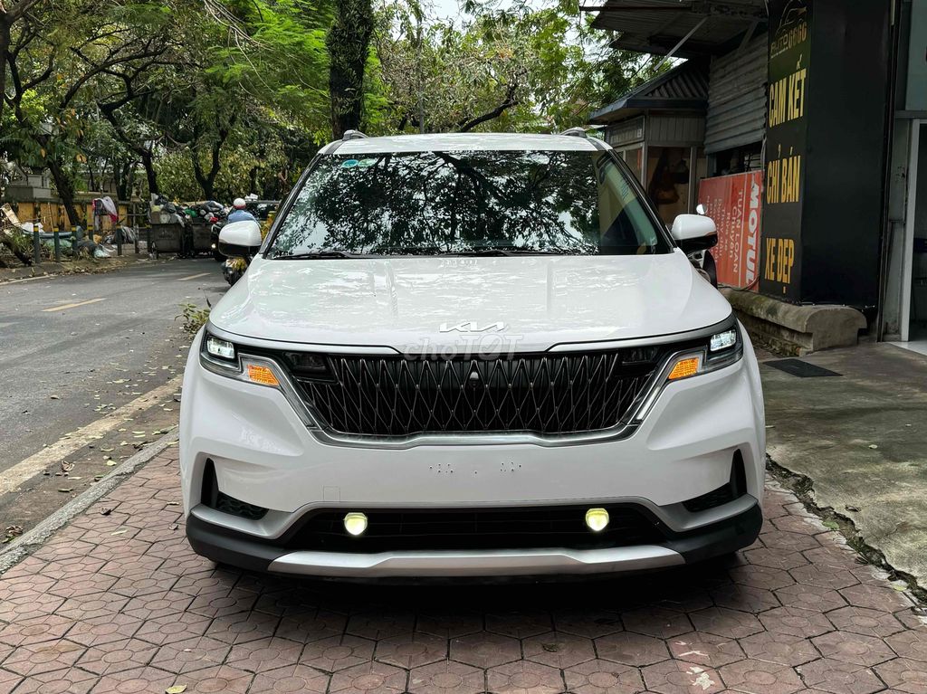 Kia Carnival Luxury 2.2D 2021 màu trắng