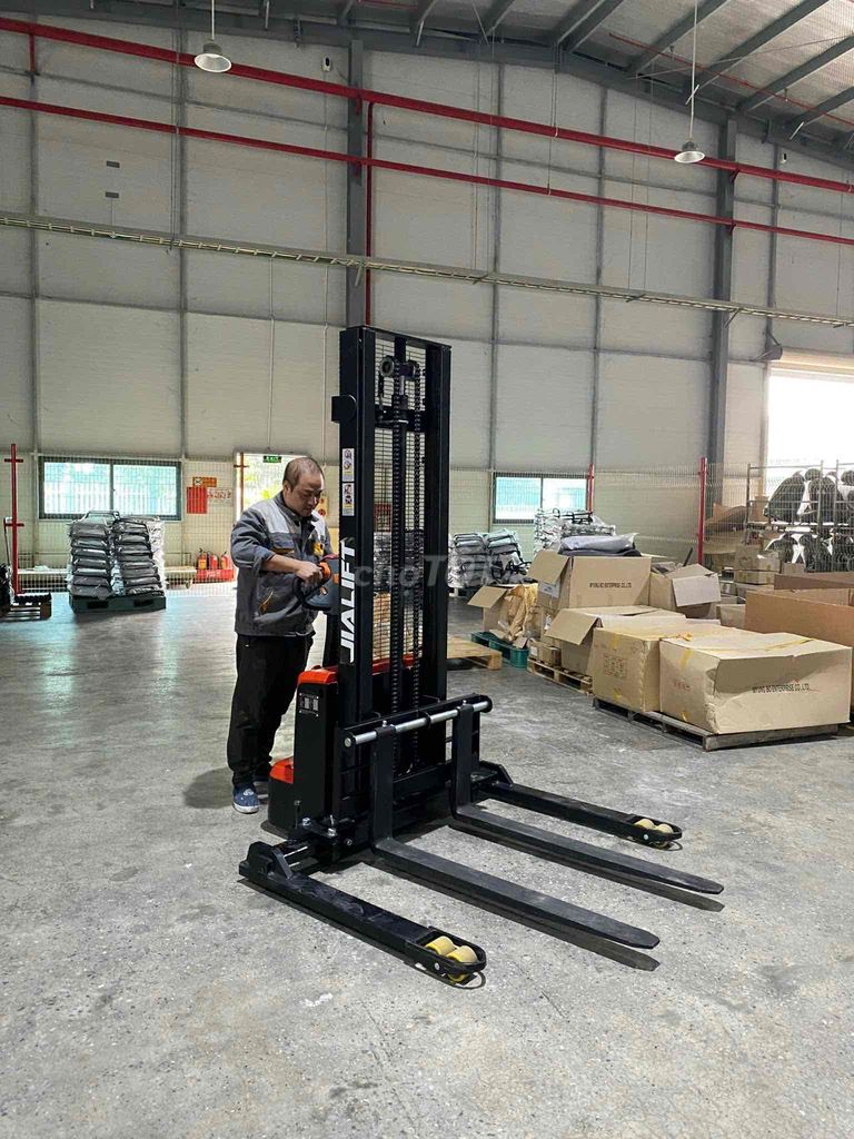 xe nâng điện stacker