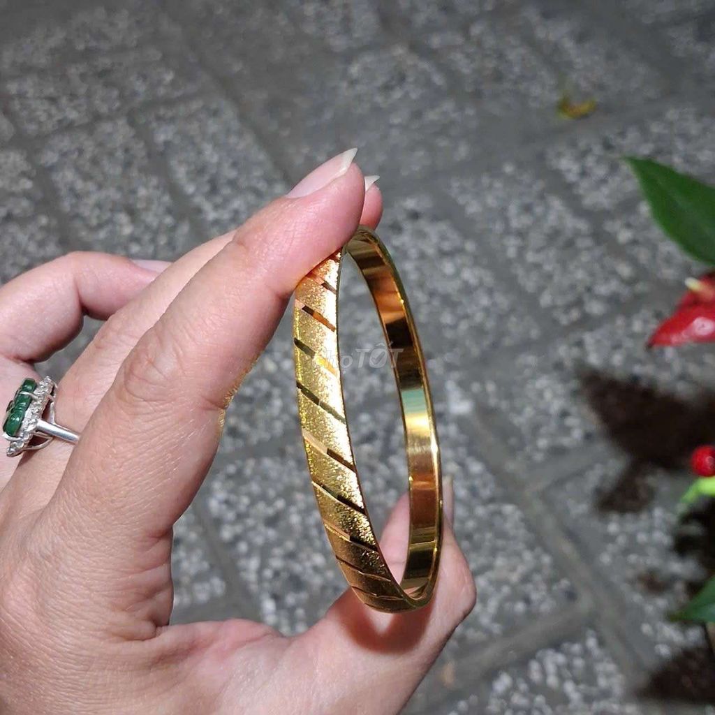 Vòng tay Monet mạ vàng nữ size M. Mua bán Phụ kiện thời trang khác tại Thành phố Long Xuyên An Giang được đăng bởi THẢO LX hình 1