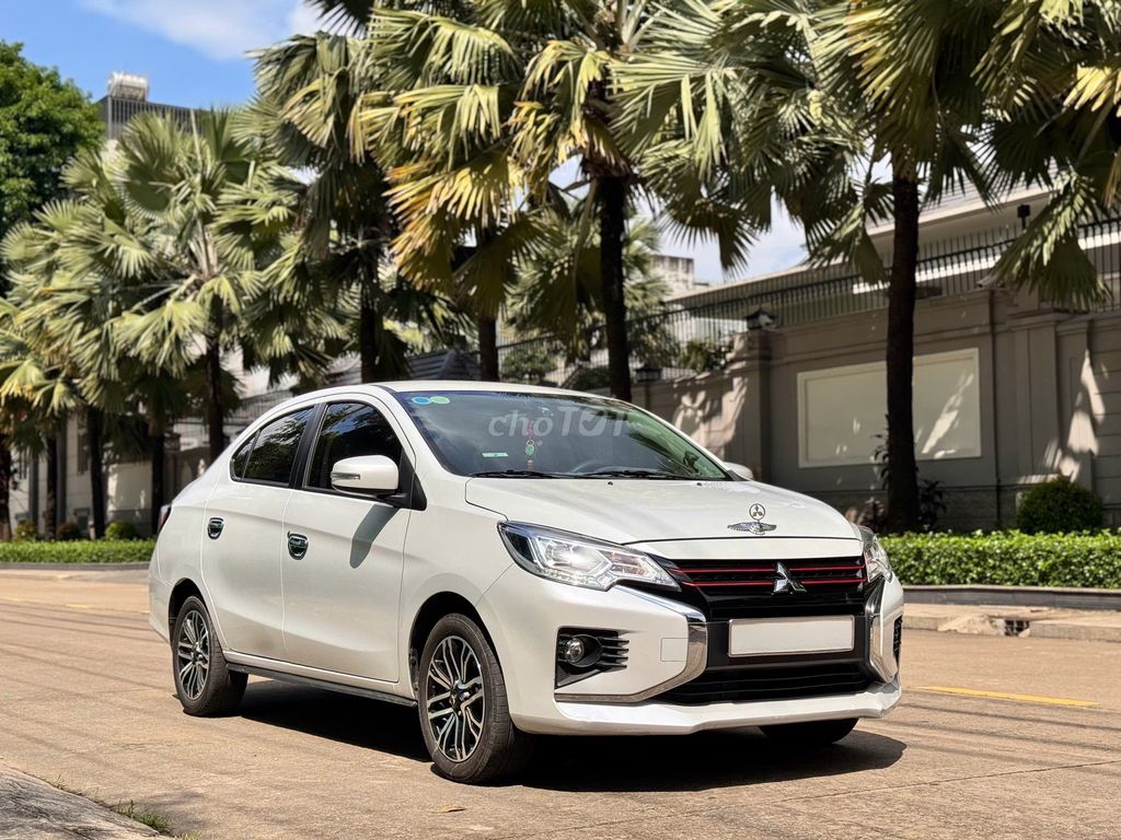 Белый Mitsubishi Mirage, 5 мест, бензин