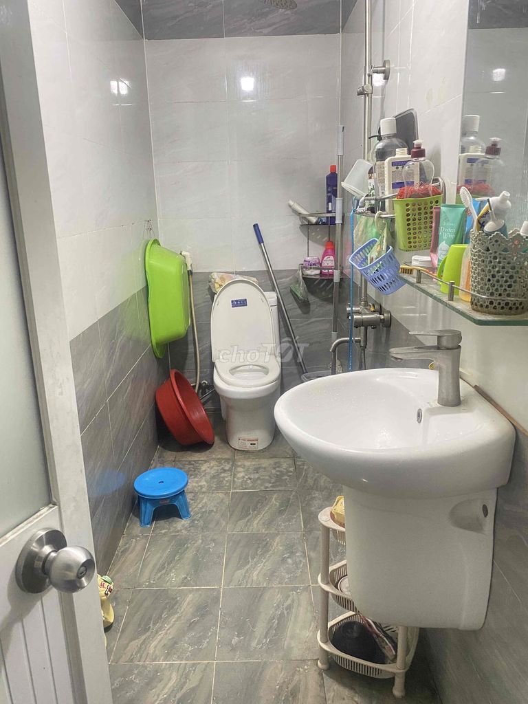 nhà nguyên căn còn dư 1 phòng cho thuê, nhà măt tiền đường linh đông.